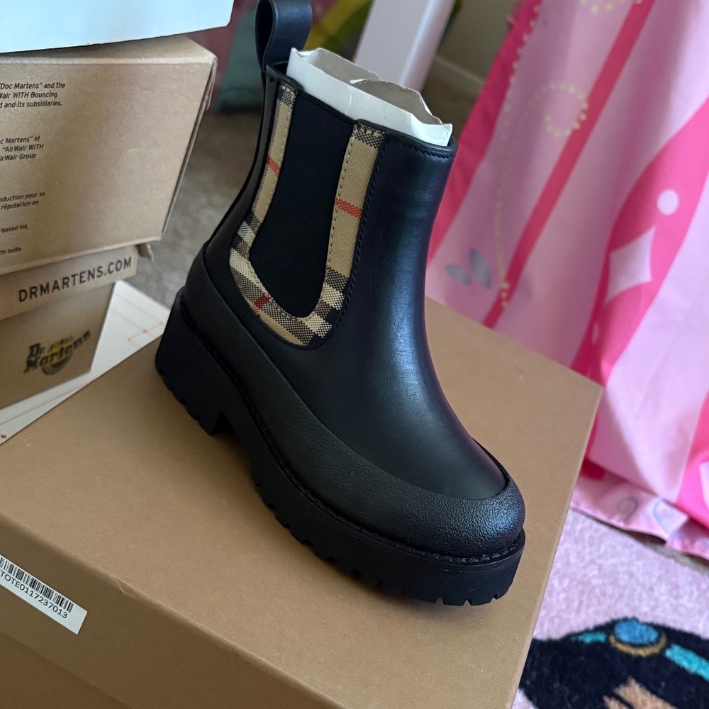 Little girls Burberry Chelsea Boot